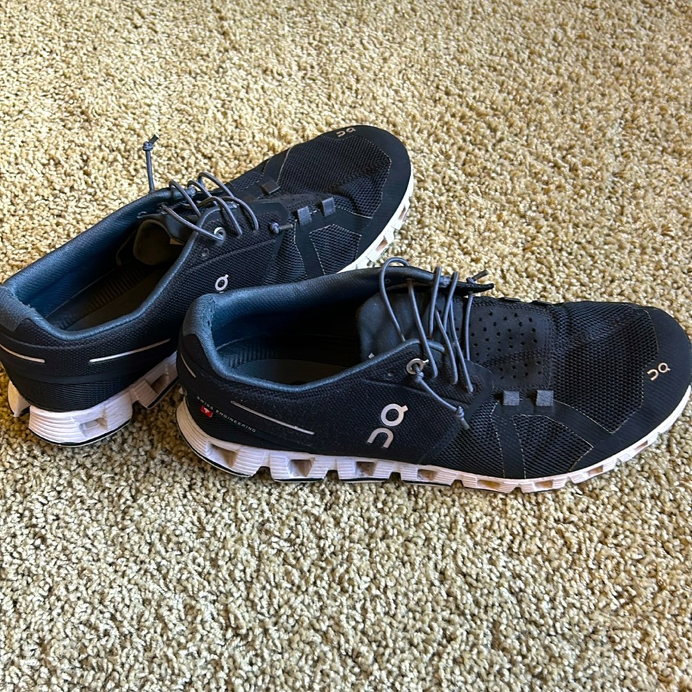 On Cloud Women’s size 10.5 comfy footwear